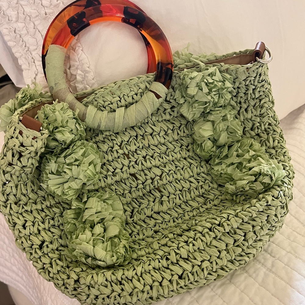 Green Rafia Handbag with Tortoise Shell Handle. Will accommodate shoulder strap!